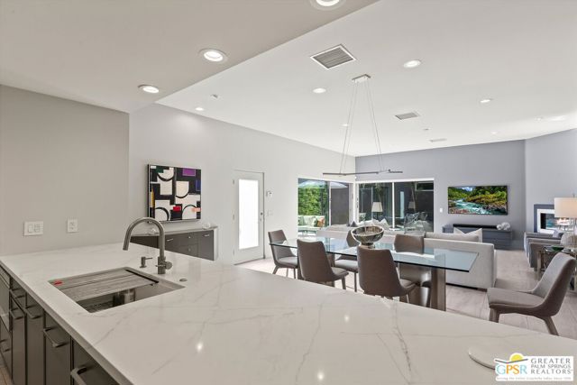 1062 Hunter Drive, Palm Springs CA: https://media.crmls.org/mediaz/d88de74a-fd88-479a-8a70-012eceb9a6ed.jpg