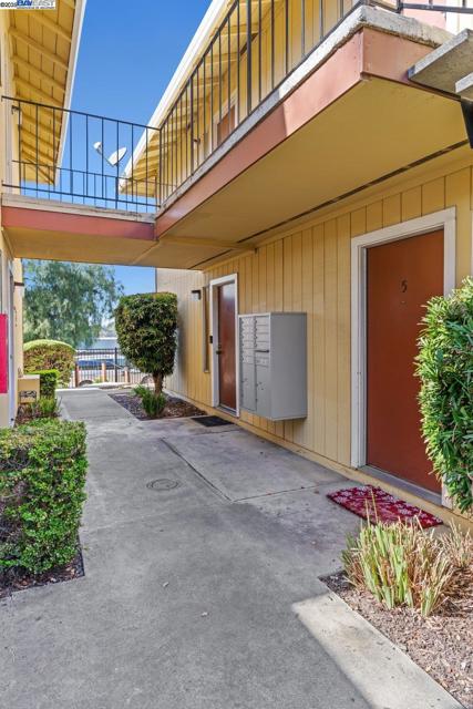 2170 Fremont St, Concord CA: https://media.crmls.org/mediaz/d88fa59a-3e23-41c6-b2ce-a4e5f4068950.jpg
