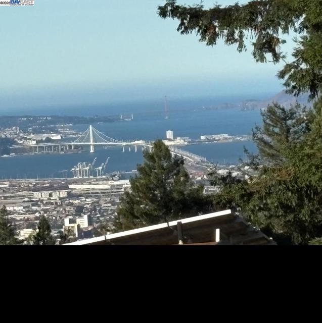 2863 Burton Dr, Oakland CA: https://media.crmls.org/mediaz/d891d53e-99f0-4868-b6bd-f1f43cee710b.jpg