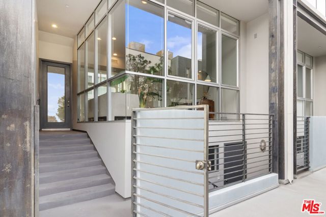 4151 Redwood Avenue, Los Angeles CA: https://media.crmls.org/mediaz/d8928b78-c77f-4b3b-b4de-95d6a1a44e39.jpg