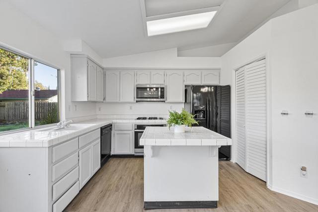 2199 Raleigh Circle, Hollister CA: https://media.crmls.org/mediaz/d892c92f-35a8-4979-8627-92ab0c66efa1.jpg