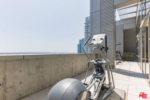 1155 S Grand Avenue, Los Angeles CA: https://media.crmls.org/mediaz/d8932cd5-3d24-40c3-91a4-332c921c8591.jpg