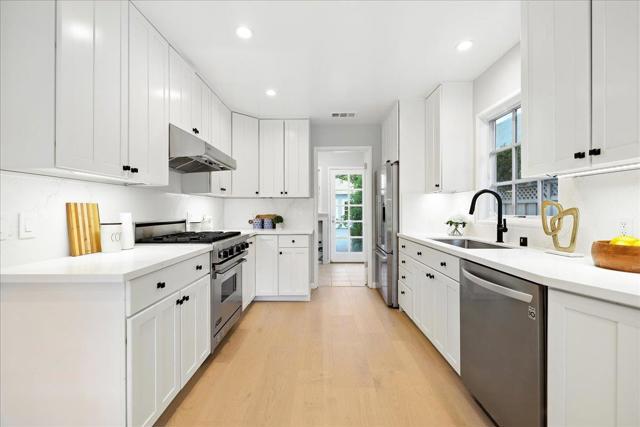 162 Del Monte Avenue, Los Altos CA: https://media.crmls.org/mediaz/d893ab0a-2d6a-4de3-8d11-628e0e5fcb80.jpg