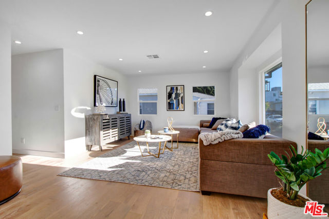 4130 Mclaughlin Avenue, Culver City CA: https://media.crmls.org/mediaz/d894a198-bed2-4e1e-8a4d-ac5ec5058f5f.jpg