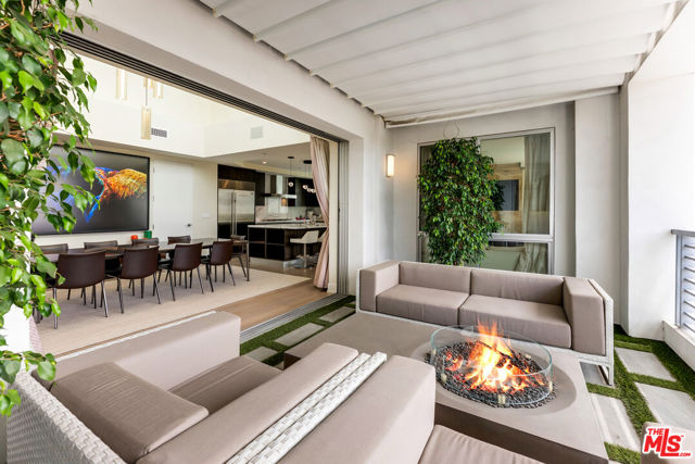 460 N Palm Drive, Beverly Hills CA: https://media.crmls.org/mediaz/d8951d41-f9ff-4b08-ae0f-8e2c65df5f19.jpg