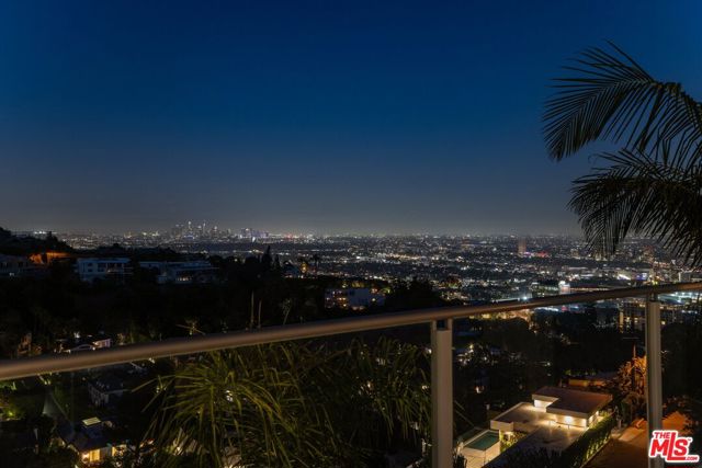 9405 Sierra Mar Place, Los Angeles CA: https://media.crmls.org/mediaz/d895fd7d-9921-4030-9dd0-12aa7e7a154a.jpg