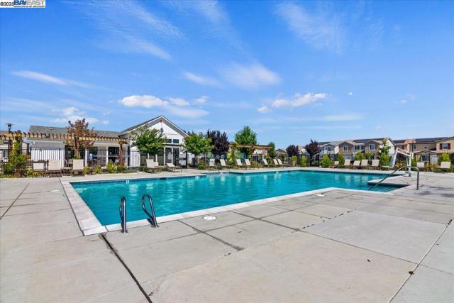 5352 Guenoc Valley Ln, Antioch CA: https://media.crmls.org/mediaz/d8964f1b-342e-4f86-892d-16e0788a961c.jpg