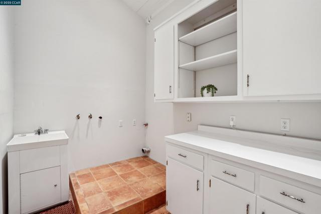 35 Tiger Tail Court, Orinda CA: https://media.crmls.org/mediaz/d896d22b-e075-477e-8745-73aa2a9f93dc.jpg