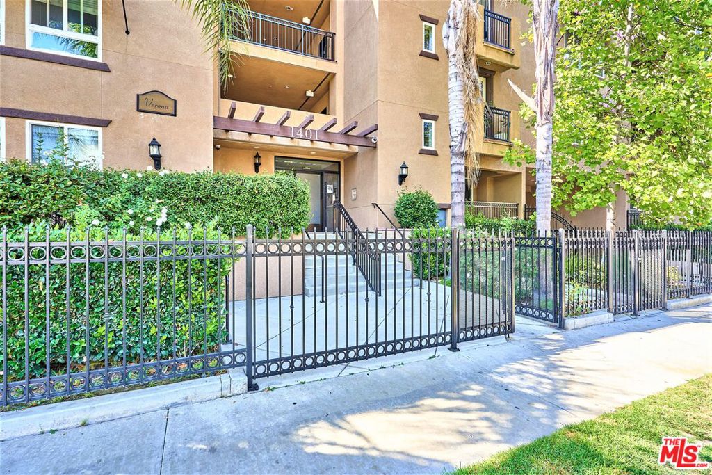 1401 S St Andrews Place #209