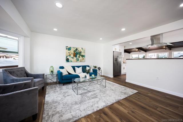 3366 Neosho Pl, San Diego CA: https://media.crmls.org/mediaz/d8973524-ebb5-4b7c-9d47-602d5851ead5.jpg