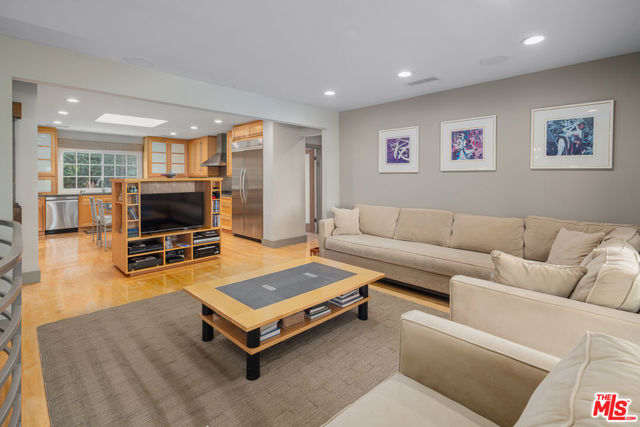 13477 Contour Drive, Sherman Oaks CA: https://media.crmls.org/mediaz/d898f043-6dde-457a-b658-1bf7548f4c10.jpg