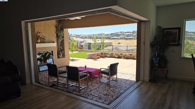 4709 Iron Bird Dr, Folsom CA: https://media.crmls.org/mediaz/d89915c5-88ae-4e5f-bd0a-a719be29f8f3.jpg