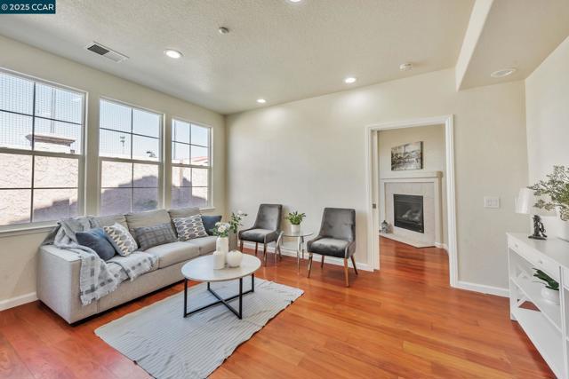 237 Dutra Vernaci Dr, Union City CA: https://media.crmls.org/mediaz/d8991838-c1e0-4c76-91ce-4f4cb722bf85.jpg