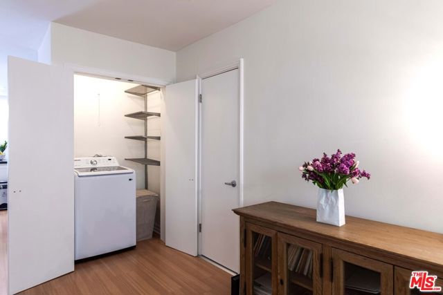 933 17th Street, Santa Monica CA: https://media.crmls.org/mediaz/d8993a3f-c3c7-456b-8740-1a029d6bed6f.jpg