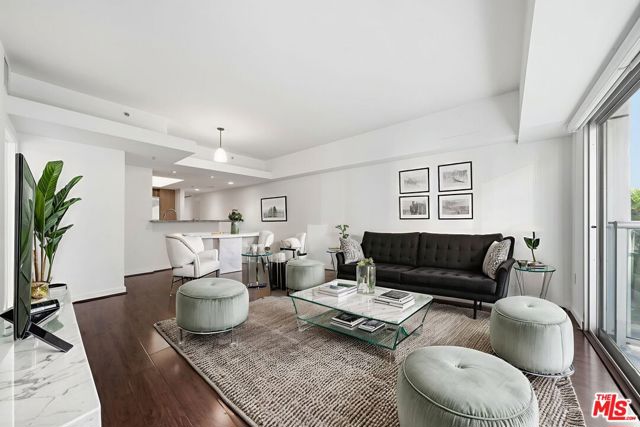 13700 Marina Pointe Drive, Marina del Rey CA: https://media.crmls.org/mediaz/d8993d37-2835-4453-a006-9159569f678f.jpg