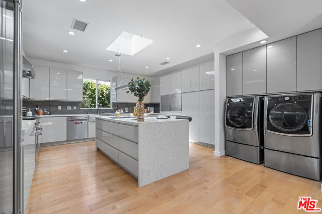 321 S Linden Drive, Beverly Hills CA: https://media.crmls.org/mediaz/d899414b-63b2-42e2-b73b-ca7250a70446.jpg