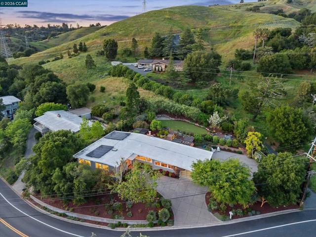 31 Ivy Dr, Orinda CA: https://media.crmls.org/mediaz/d89964ea-a3d3-4a01-9d24-c5b57733f529.jpg