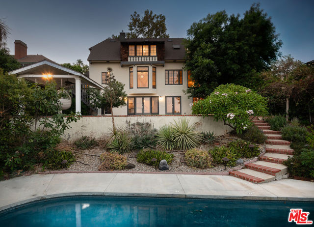 3756 Effingham Place, Los Angeles CA: https://media.crmls.org/mediaz/d89ae410-c250-45a3-b2f7-edf25f4b5eb2.jpg