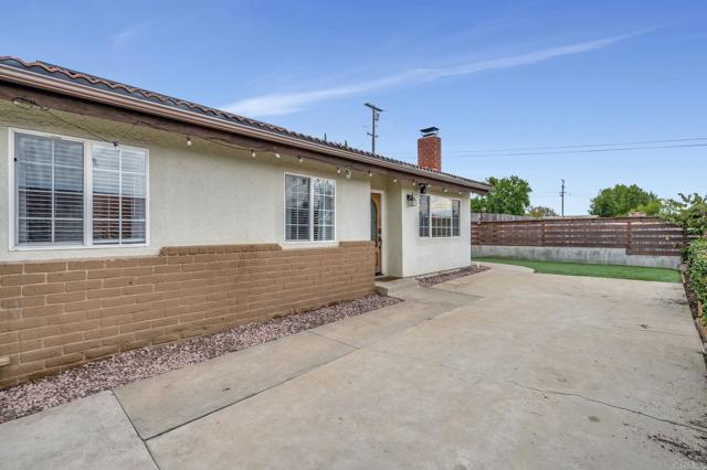 Detail Gallery Image 3 of 20 For 157 Belfast Gln, Escondido,  CA 92027 - 3 Beds | 2 Baths