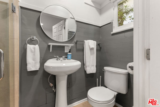 311 N Doheny Drive, Beverly Hills CA: https://media.crmls.org/mediaz/d89b83f8-c08e-4e9a-bef7-3e08968a0b85.jpg