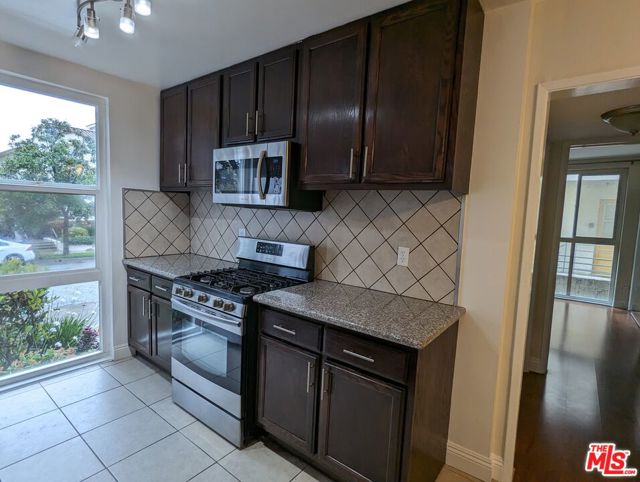 633 N Sweetzer Avenue, West Hollywood CA: https://media.crmls.org/mediaz/d89c7006-40b6-43f7-93c5-63d54c895011.jpg