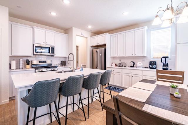 Detail Gallery Image 2 of 26 For 6446 E Meritage Dr, Fresno,  CA 93727 - 3 Beds | 2/1 Baths