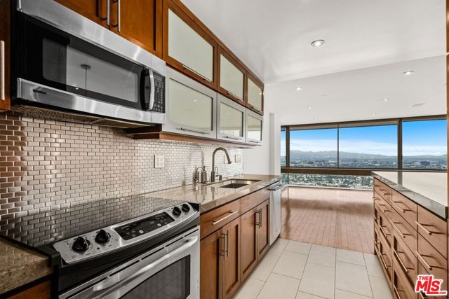 2220 Avenue Of The Stars, Los Angeles CA: https://media.crmls.org/mediaz/d89d0d17-3671-412b-8c3a-c985f1b8b246.jpg