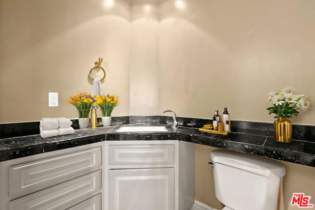 803 N Rexford Drive, Beverly Hills CA: https://media.crmls.org/mediaz/d89d6a96-98f2-4b5a-b075-9b3d0704993d.jpg