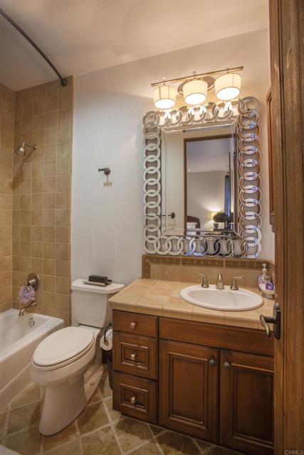 7031 Calle Portone, Rancho Santa Fe CA: https://media.crmls.org/mediaz/d89e0f3c-1173-41d7-94fa-9a6ad724eb5e.jpg