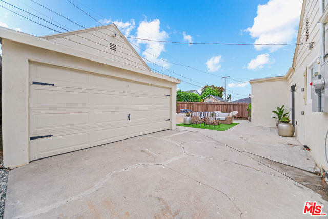 5722 Valley Ridge Avenue, Los Angeles CA: https://media.crmls.org/mediaz/d89e137d-4c8d-446f-b37a-2d215882fa88.jpg