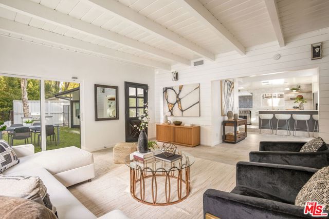 16733 Oak View Drive, Encino CA: https://media.crmls.org/mediaz/d89f31a1-2675-4048-8ffa-6369d8558290.jpg