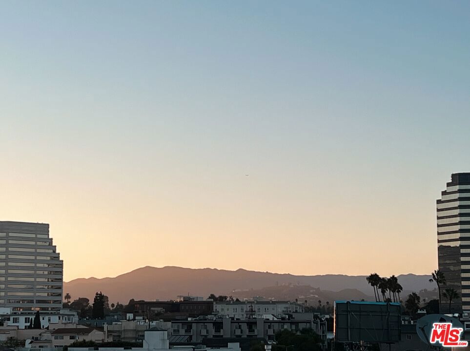 https://media.crmls.org/mediaz/d89f4137-3a5a-42f0-91d7-bf124f2ac603.jpg?preset=X-Large