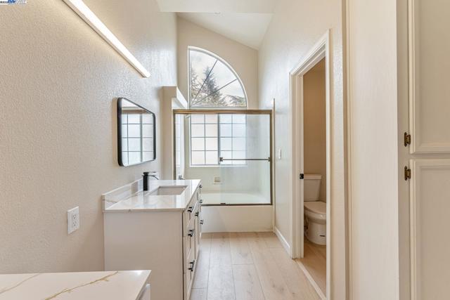 19723 Redwood Rd, Castro Valley CA: https://media.crmls.org/mediaz/d89f42e2-4bc1-4895-9913-242a8dd0d451.jpg