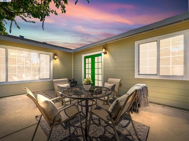 33537 Bardolph Cir, Fremont CA: https://media.crmls.org/mediaz/d8a0b468-d71e-4221-b005-c373c0faed9c.jpg