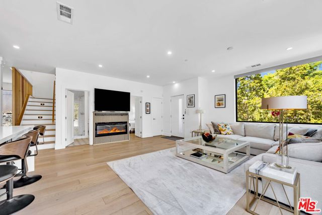 4841 Minden Place, Los Angeles CA: https://media.crmls.org/mediaz/d8a1a1b8-f38b-4b99-9409-f5fde60c0037.jpg