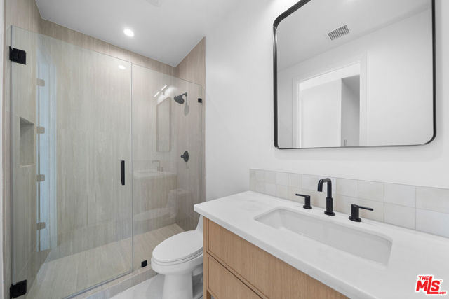 1688 N Sierra Bonita Avenue, Pasadena CA: https://media.crmls.org/mediaz/d8a1df7e-ccce-4461-a707-6abc53f3b176.jpg