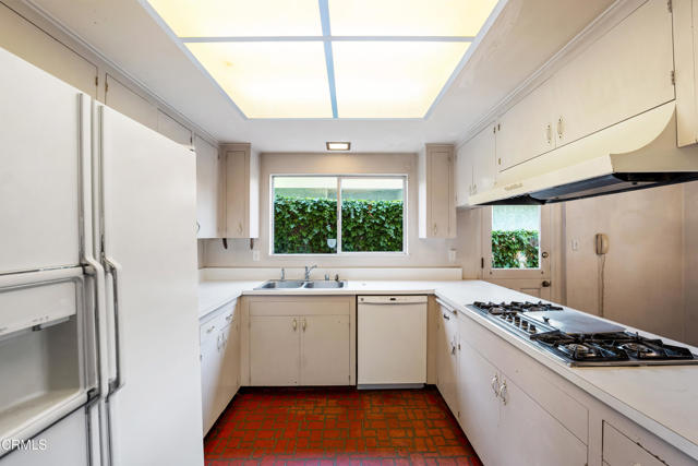 2851 Seahorse Avenue, Ventura CA: https://media.crmls.org/mediaz/d8a263fe-d2f5-438f-8029-444169b5fe6a.jpg