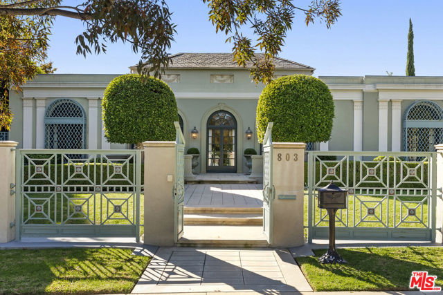 803 N Rexford Drive, Beverly Hills CA: https://media.crmls.org/mediaz/d8a2c2bc-17e1-4798-a6f1-eb137841bb7f.jpg