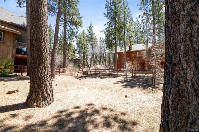 42729 Haupstrasse Drive, Big Bear CA: https://media.crmls.org/mediaz/d8a2c966-48d5-404f-af8b-e6e86c3b42a8.jpg