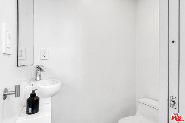 1445 1/4 N Martel Avenue, Los Angeles CA: https://media.crmls.org/mediaz/d8a2d1bd-e2e1-4807-ae66-45962b250481.jpg