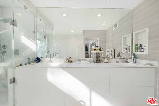 1708 Clear View Drive, Beverly Hills CA: https://media.crmls.org/mediaz/d8a371b4-5626-43ba-a427-4f96429bf6ae.jpg