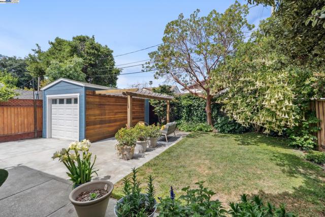1827 Moreland Dr, Alameda CA: https://media.crmls.org/mediaz/d8a3d771-5222-4410-91f4-7b0baf57eca7.jpg