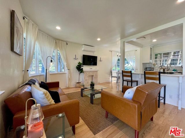1134 Chelsea Avenue, Santa Monica CA: https://media.crmls.org/mediaz/d8a4ae14-df6e-43ef-876d-2ada5c5d777e.jpg