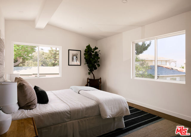 3916 Glenridge Drive, Sherman Oaks CA: https://media.crmls.org/mediaz/d8a4d0c9-da55-4332-9665-a7b8c47ac2fb.jpg