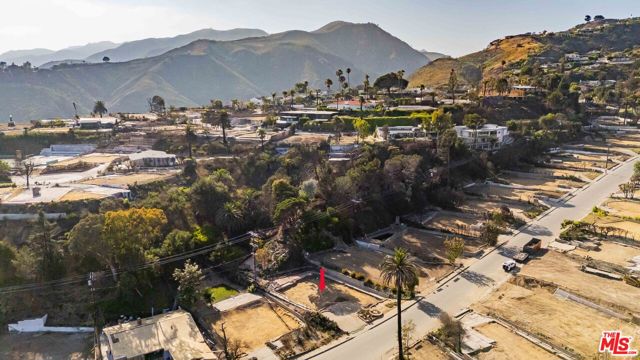 747 Jacon Way, Pacific Palisades CA: https://media.crmls.org/mediaz/d8a575f4-b8a5-4999-9887-3fc5c26e77b9.jpg
