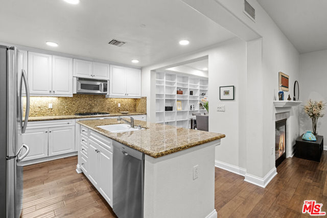 12975 Agustin Place, Playa Vista CA: https://media.crmls.org/mediaz/d8a5f2f2-d7e1-401c-86b4-96f9bf413963.jpg