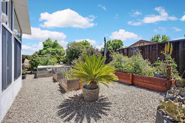 6997 Foxtail Dr, Livermore CA: https://media.crmls.org/mediaz/d8a7897e-275d-4ca5-96b5-de4bd35455df.jpg