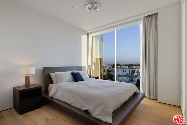 8899 Beverly Boulevard, Los Angeles CA: https://media.crmls.org/mediaz/d8a7b21c-381d-439d-824b-8a7cc7cf3b4d.jpg