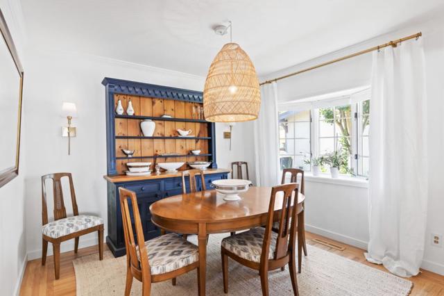 2061 Oakley Avenue, Menlo Park CA: https://media.crmls.org/mediaz/d8a83f98-f334-4c3d-b4ac-0963aa325e7f.jpg