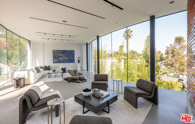 9277 Thrush Way, Los Angeles CA: https://media.crmls.org/mediaz/d8a8a8e5-3003-4afa-bc72-d57f3ca4079e.jpg